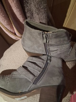 Botines grises con tachuelas