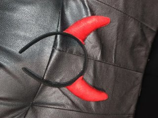 Diadema con Cuernos Rojos