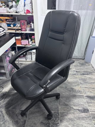 Silla de oficina negra con ruedas