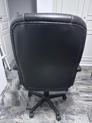 Silla de oficina negra con ruedas