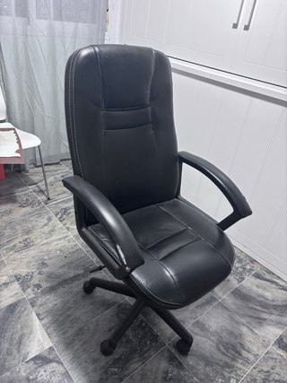 Silla de oficina negra con ruedas