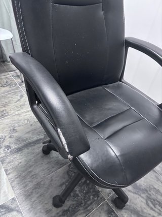 Silla de oficina negra con ruedas