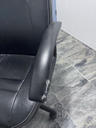 Silla de oficina negra con ruedas