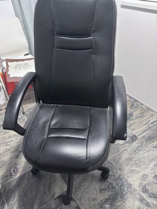 Silla de oficina negra con ruedas