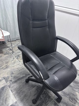Silla de oficina negra con ruedas