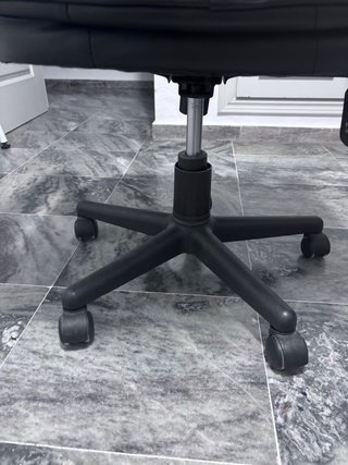 Silla de oficina negra con ruedas