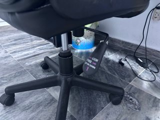 Silla de oficina negra con ruedas