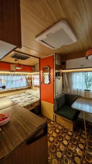 Caravana Roller Rembrandt en camping con papeles