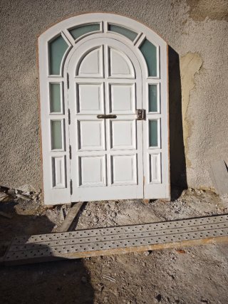 Puerta de Entrada de Madera con Medio Punto