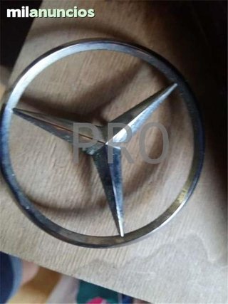 Estrella de mercedes de maletero trasero