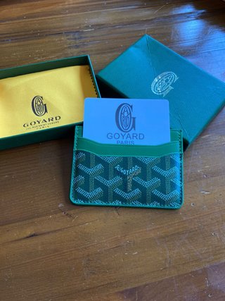 Tarjetero Goyard con el icónico estampado verde
