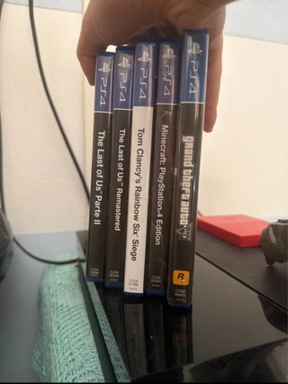 Confezione 5 Giochi PS4: GTA V, Minecraft, R6 Siege, TLO