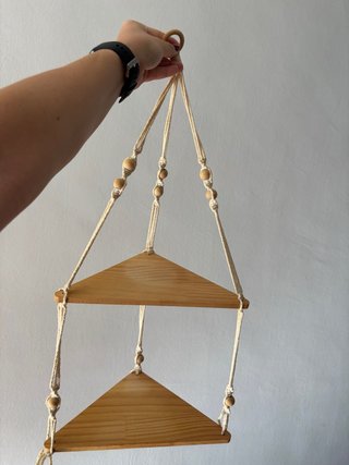 Estantería Colgante de Madera y Macramé
