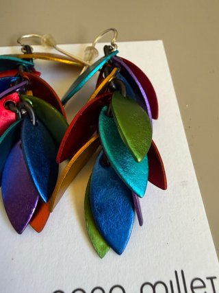 Pendientes largos multicolor de aluminio