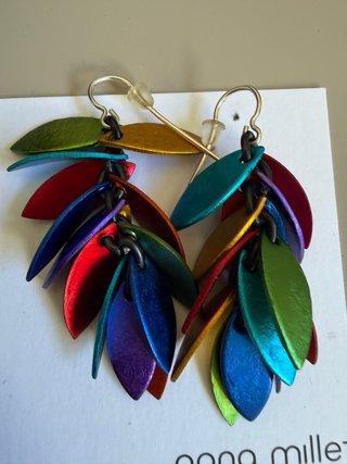 Pendientes largos multicolor de aluminio