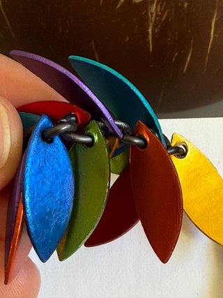 Pendientes largos multicolor de aluminio