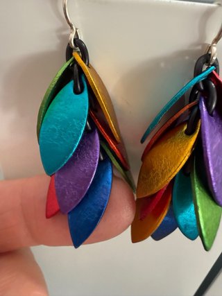 Pendientes largos multicolor de aluminio