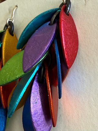 Pendientes largos multicolor de aluminio
