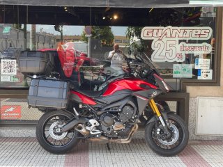 Yamaha Tracer 900 con maletas y extras
