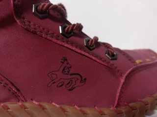 Botines rojos con cordones