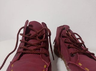 Botines rojos con cordones