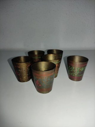 Set di 6 bicchieri in ottone intagliato e policromo