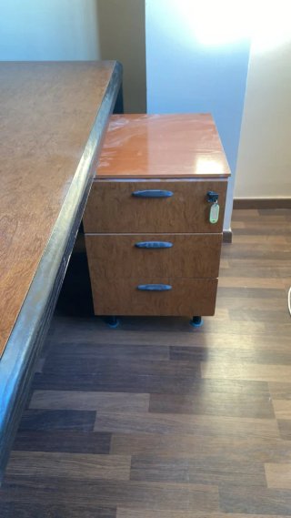 Mesa de oficina con cajonera