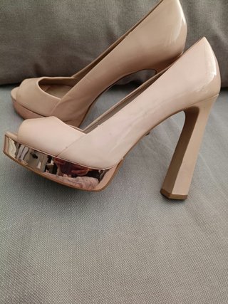 Zapatos de tacón beige con plataforma