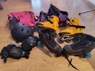 Lote de 2 pares de patines y accesorios