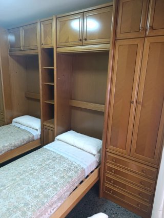 Mueble con camas abatibles y armarios
