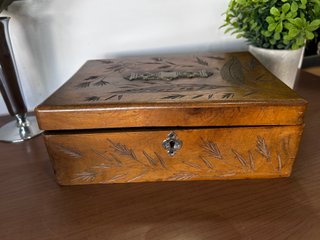 Caja Joyero Antiguo de Madera Tallada A Mano