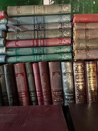 Colección de libros de la editorial AGUILAR