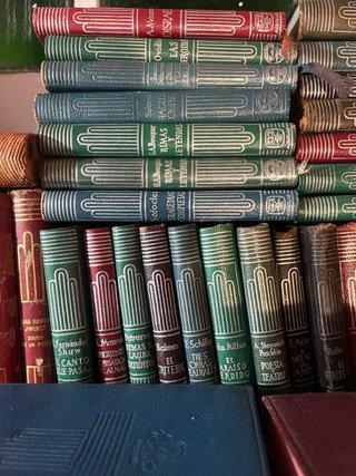 Colección de libros de la editorial AGUILAR