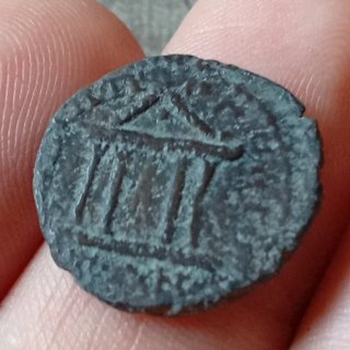 ≡ Preciosa moneda romana emperador Augusto templo