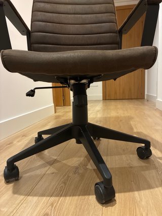 Silla de oficina giratoria marrón con ruedas