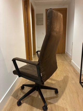 Silla de oficina giratoria marrón con ruedas