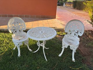Set de Mesa y 2 Sillas de Jardín Blancas