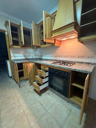 Cocina completa de madera y piedra