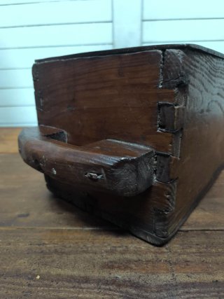 Medidor de trigo antiguo de madera