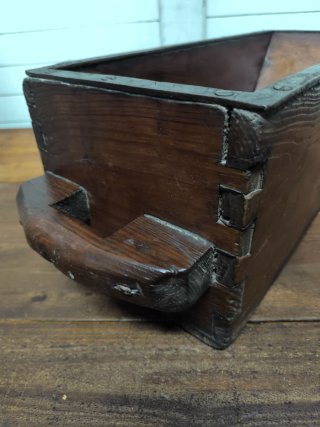 Medidor de trigo antiguo de madera