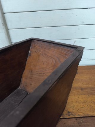 Medidor de trigo antiguo de madera