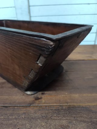 Medidor de trigo antiguo de madera