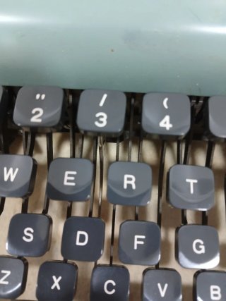 Máquina de escribir Olivetti Pluma 22
