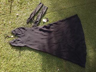 Vestido largo negro con accesorios