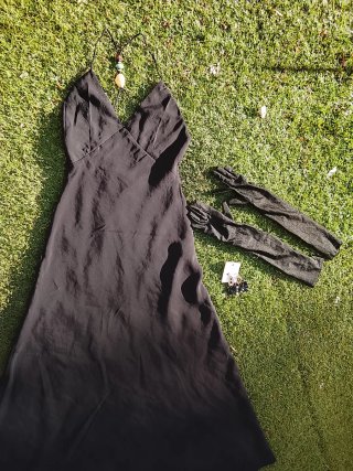 Vestido largo negro con accesorios