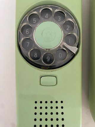 Teléfono antiguo de disco verde