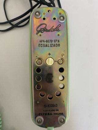 Teléfono antiguo de disco verde