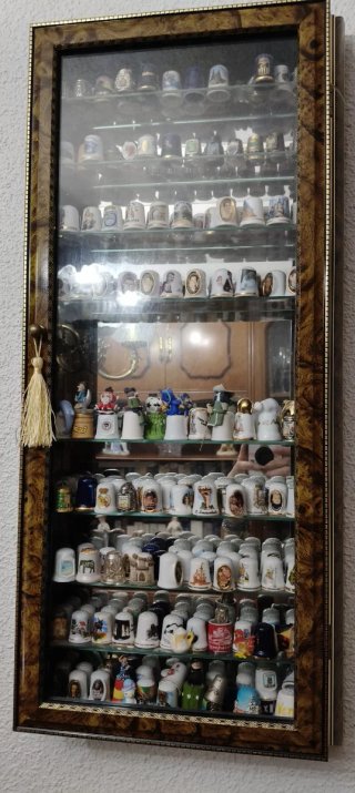 Vitrina con Colección de Dedales