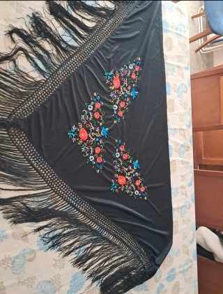 Mantón de Manila bordado
