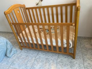 Cuna de madera con colchón